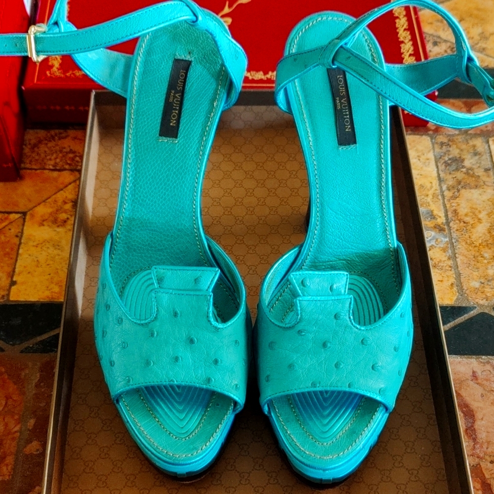Louis Vuitton ostrich leather heels size 40